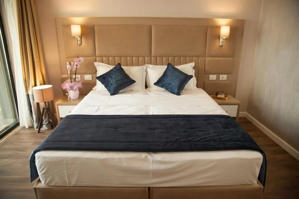 Royal G Hotel _ SPA 10 - STD DBL City View NO Blc 7.jpg